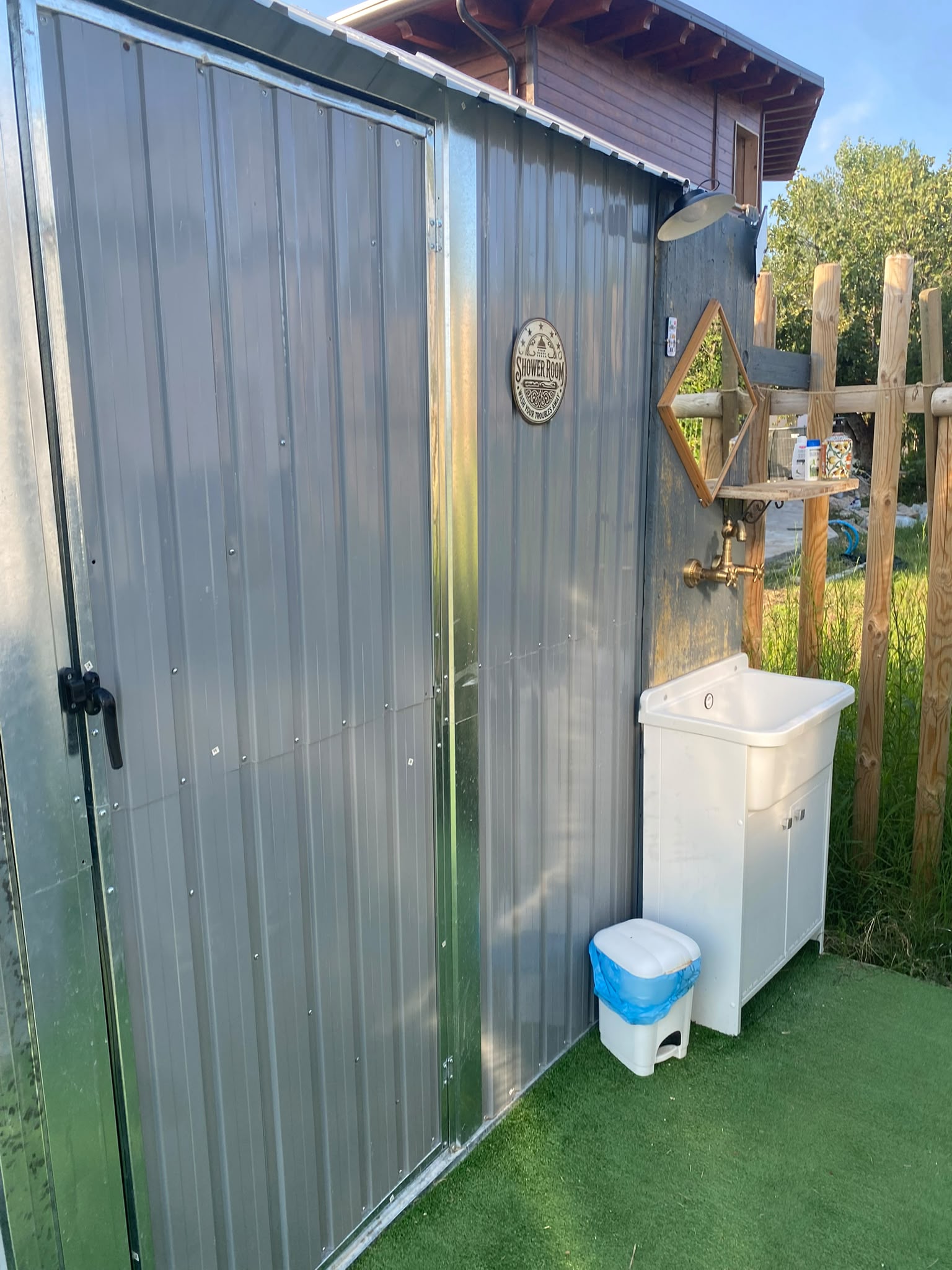 Dettaglio interno tenda con materassi pronti